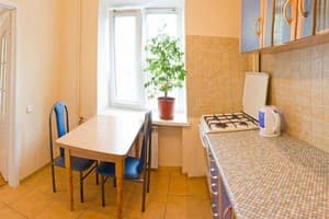 Біля метро поруч з центром 4